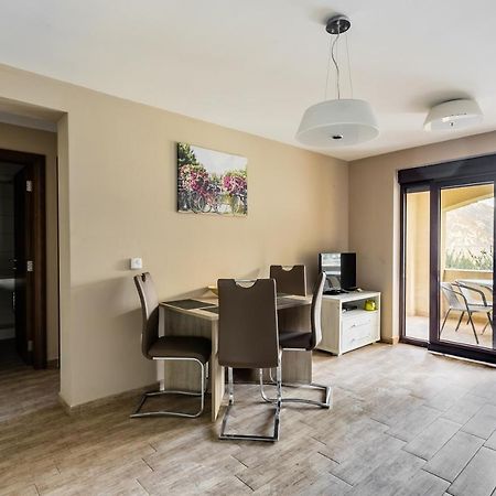 Keystone Apartments Morinj Bagian luar foto
