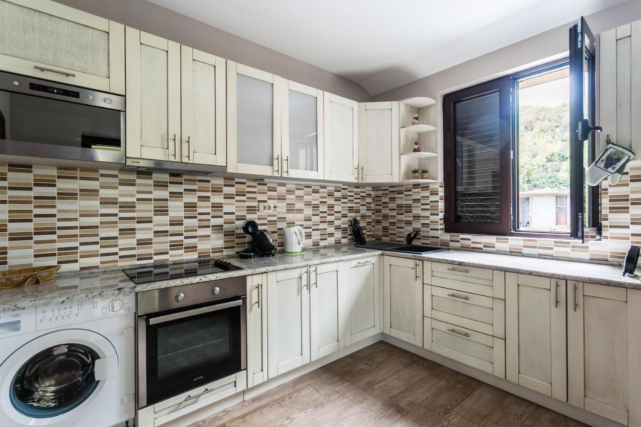 Keystone Apartments Morinj Bagian luar foto