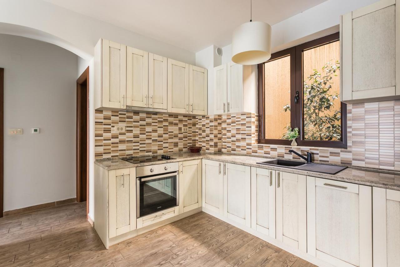 Keystone Apartments Morinj Bagian luar foto